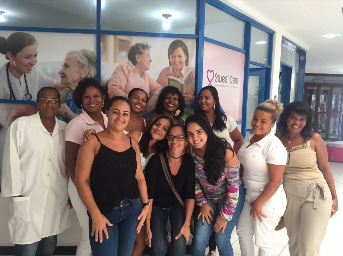 equipe de cuidador de idosos em treinamento em Salvador
