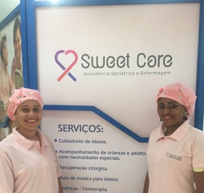 equipe de cuidadoras de idosos no escritorio da sweet care